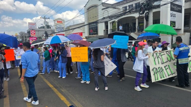 Médicos del Hospital Escuela exigen pagos atrasados y amenazan con paro nacional 9 MEDICOS RESIDENTES