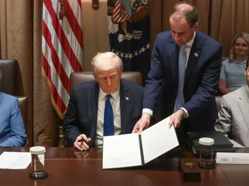 Decreto de Trump restringe derechos de voto a mujeres inmigrantes 1 Trump Firma 1