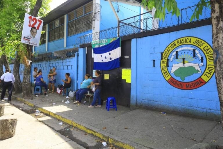 Padres de familia protestan por falta de docentes en la escuela José Castro López de San Pedro Sula 1 grupo opsa 32828508 9933995 20250217154521