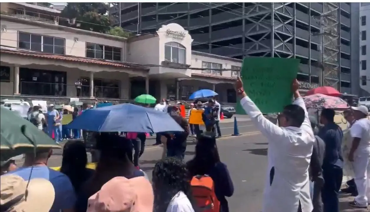 Protesta de Médicos Especialistas y Residentes Bloquea el Bulevar Suyapa en Tegucigalpa por Salarios Atrasados 1 medicos protesta.jpg