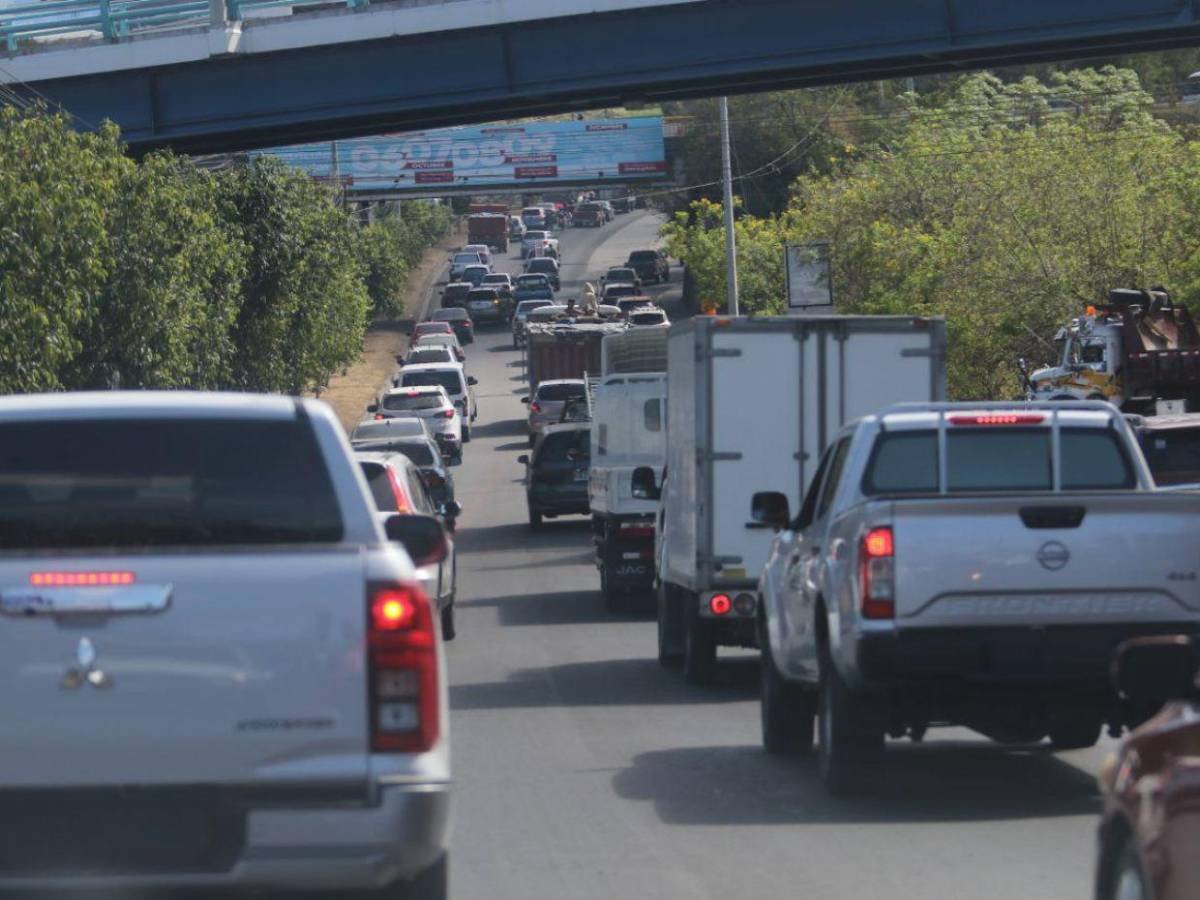 Caos vehicular en Tegucigalpa: largas filas y retrasos en puntos clave de la capital 1 10 10355107 20250402093552