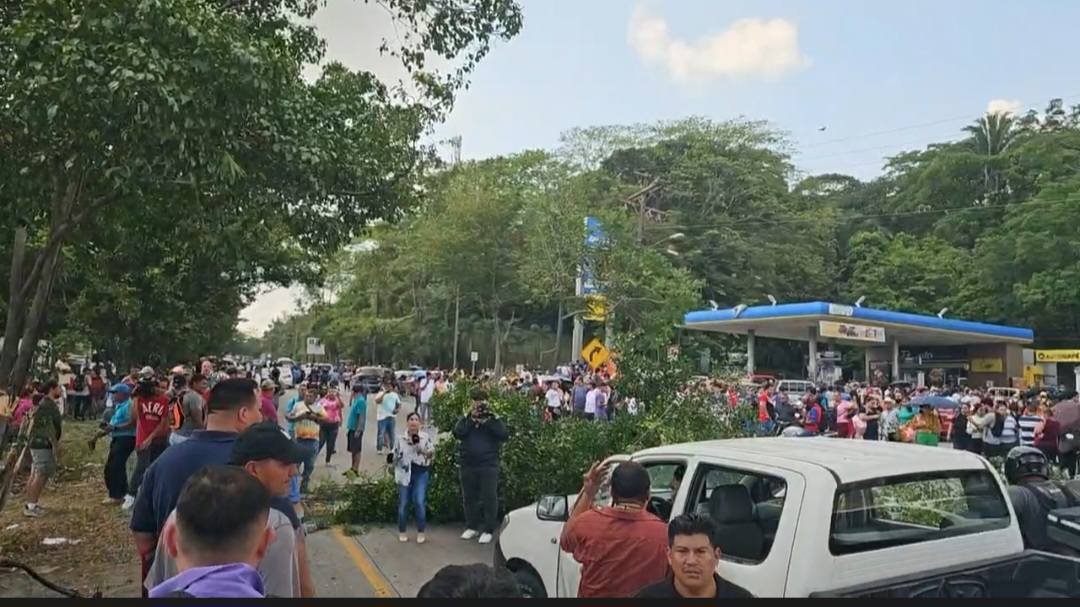 Pobladores de Choloma bloquean carretera en protesta por aseguramiento de empresa de inversiones 1 492539670 1250243117104721 2841764938746089393 n