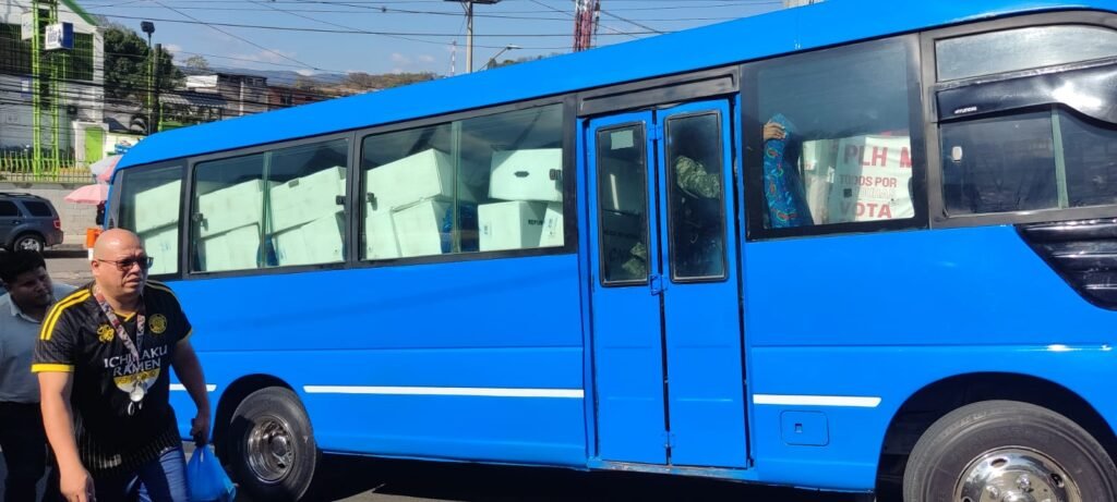 Buses-del-transporte-urbano-trasladan-maletas-electorales-en-la-capital-de-Honduras-4 Buses del transporte urbano trasladan maletas electorales en la capital de Honduras 4