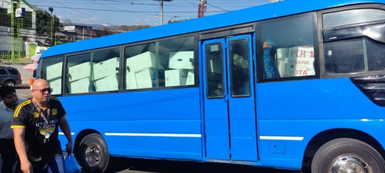 Buses del transporte urbano trasladan maletas electorales en la capital de Honduras 4