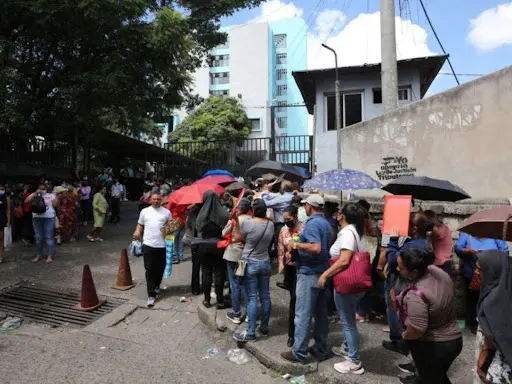 Caos en el IHSS: más de 500 personas claman por atención en medio de filas, desmayos y escasez 1 FILAS iHSS 3.jpg