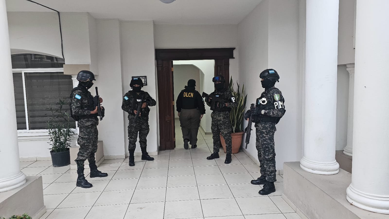 Fuerzas Armadas ejecutan allanamientos en tres departamentos por vínculos con narcotráfico 1 GpYjuMHXQAADj7s
