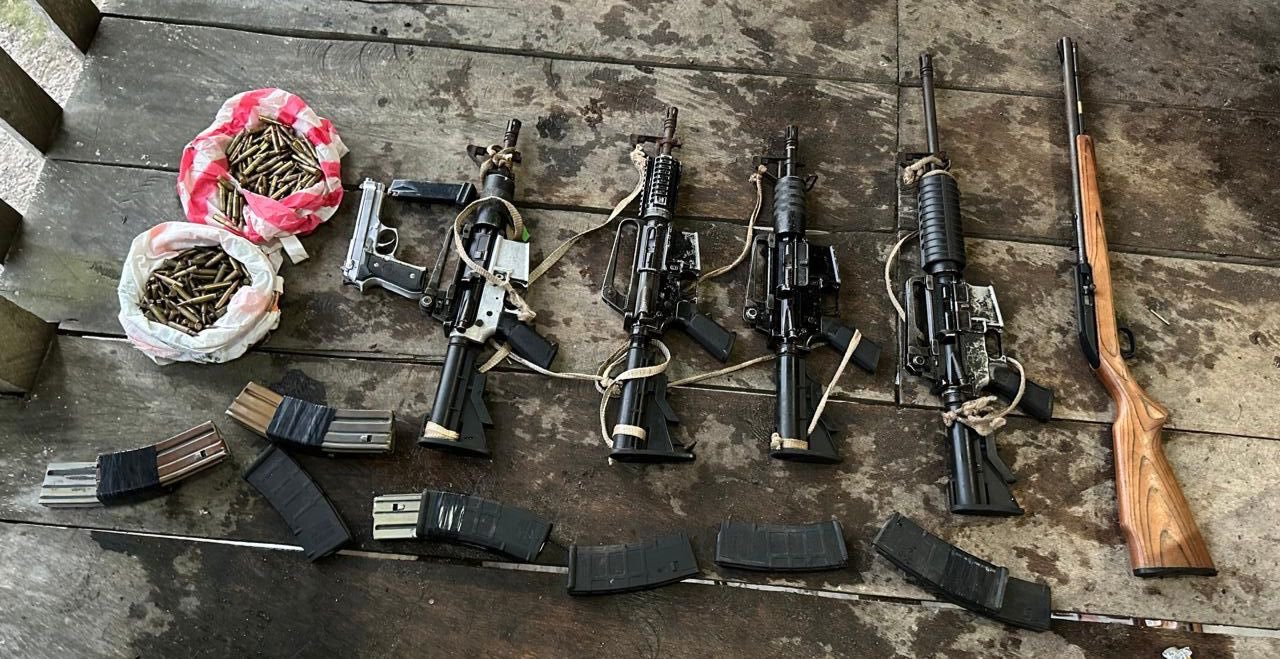 Autoridades decomisan arsenal y capturan a un sospechoso en operativo en Atlántida 1 GpyxQ4 XMAAeueh