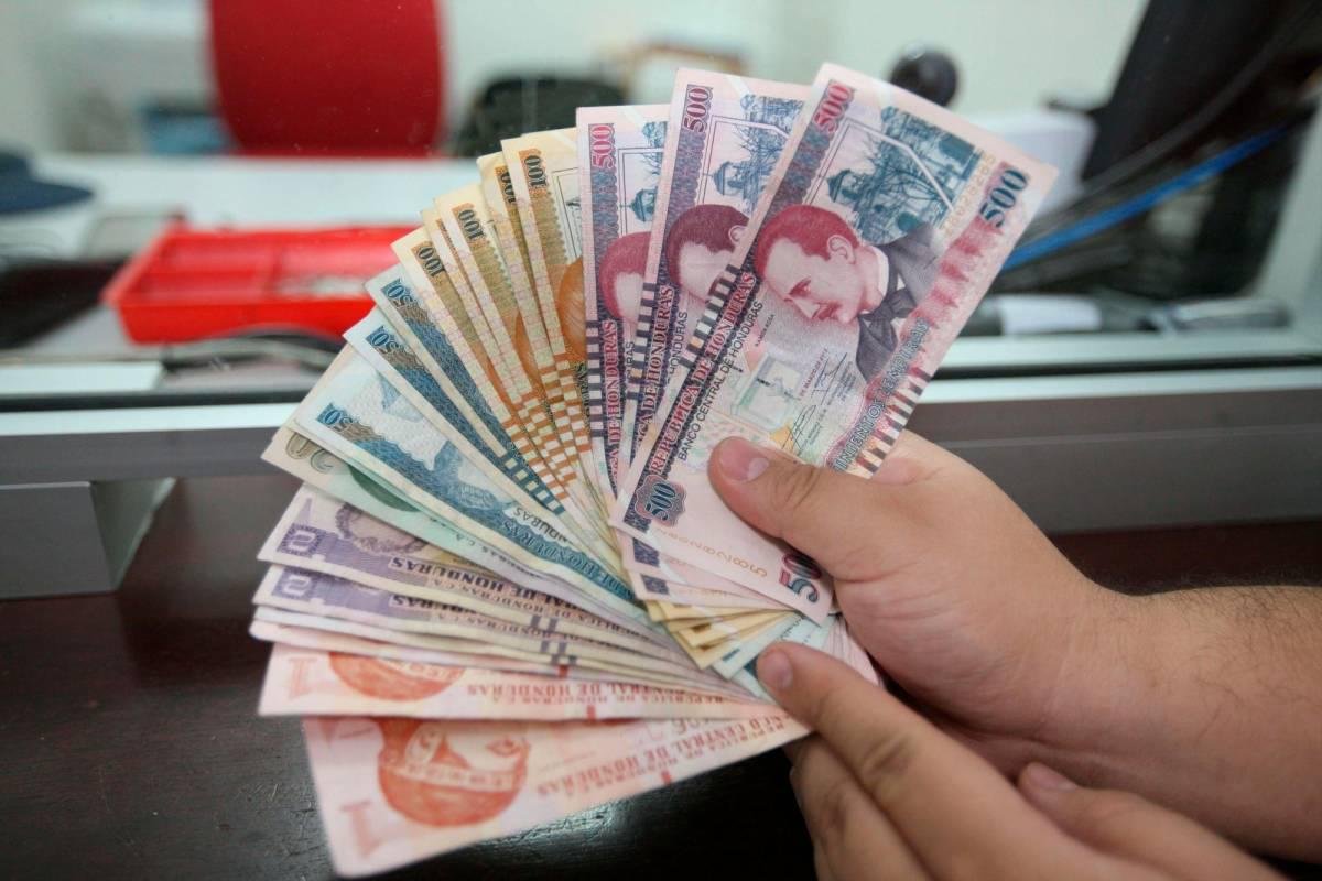Desaceleración en el crecimiento de créditos afecta a empresas y hogares hondureños 1 billetes 7213669 20240412112554