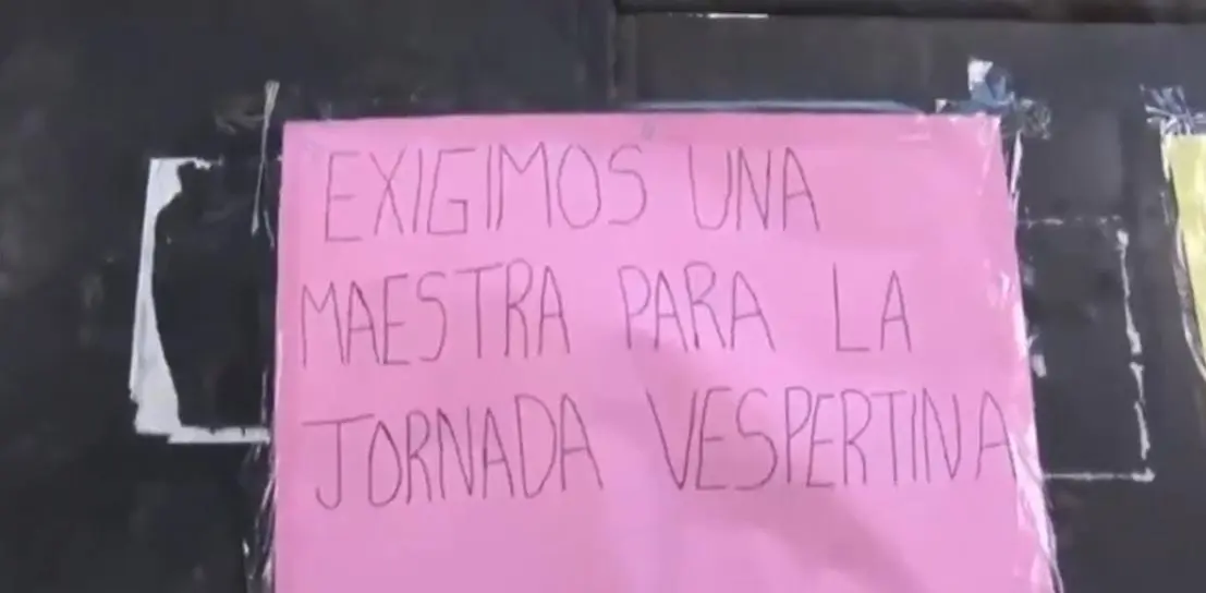 Padres cierran escuela en San Pedro Sula exigiendo maestro para tercer grado 1 falta Maestros en escuela.jpg