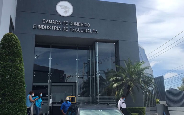 Cientos de capitalinos acuden a feria de empleo en busca de nuevas oportunidades laborales 17 la ccit