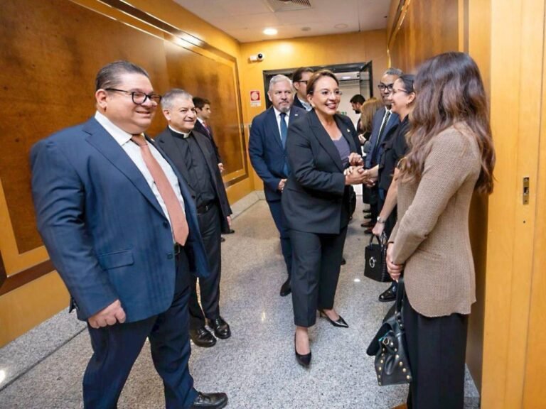 Presidenta Xiomara Castro rinde homenaje al Papa Francisco en el Vaticano 3 presidenta xiomara castro en roma 10561065 20250424150406