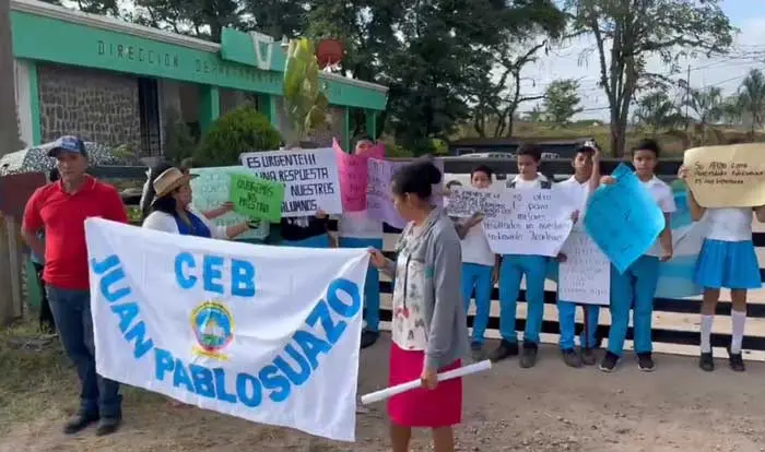 Padres de familia exigen contratación de docentes en Olancho y Tegucigalpa tras 89 días de clases sin personal 1 protesta 1.jpg 1