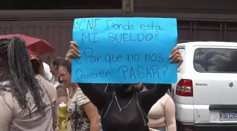 Empleados del Centro Logístico Electoral protestan frente al CNE exigiendo el pago de salarios pendientes 1 protestas CNE 28 de abril.jpg