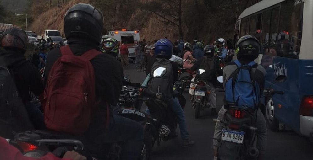 Accidente entre motociclistas en carretera a Valle de Ángeles deja dos heridos graves 1 Accidente 20250517 102152 0000