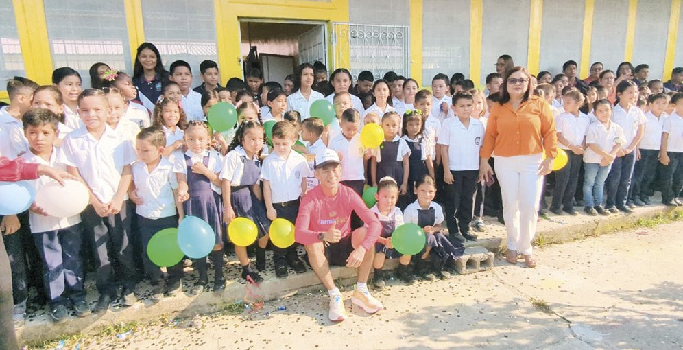 Shin Fujiyama inaugura aula renovada en Tela y continúa su travesía benéfica pese a lesión 1 Aula nueva en Tela