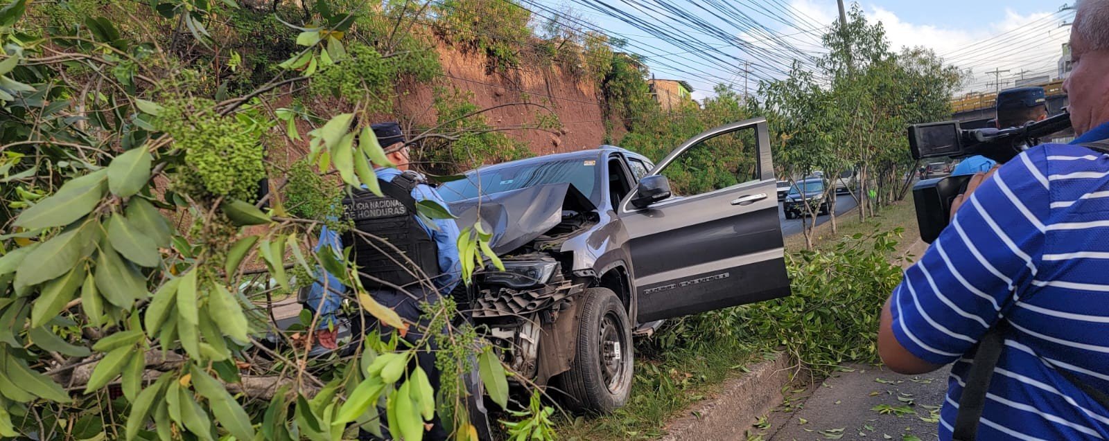 Camioneta se estrella contra arbol en el Anillo Periferico 2