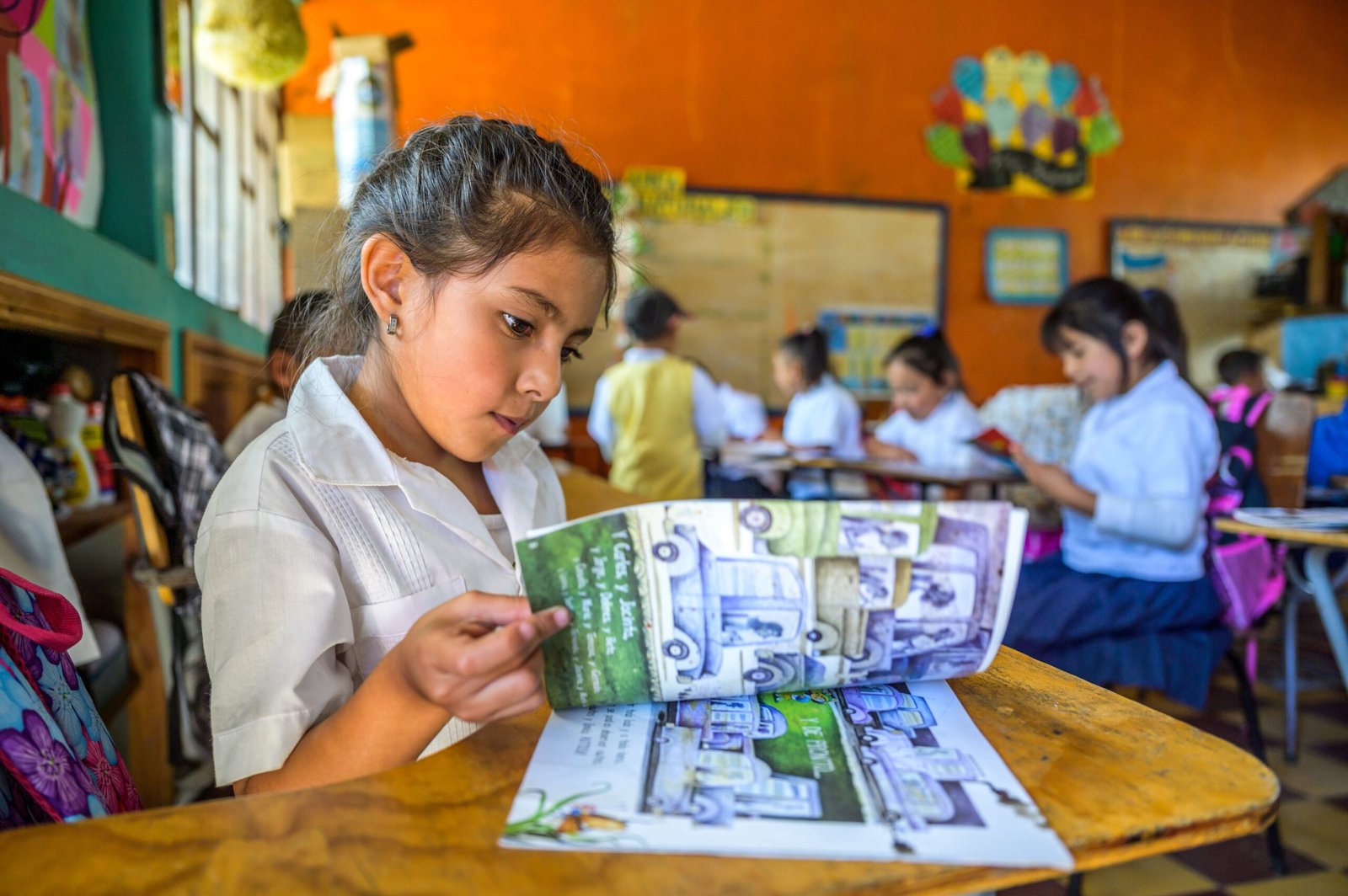 Déficit en comprensión lectora podría reducir ingresos futuros de niños hondureños en un 12% 1 D155 0427 145 1 scaled