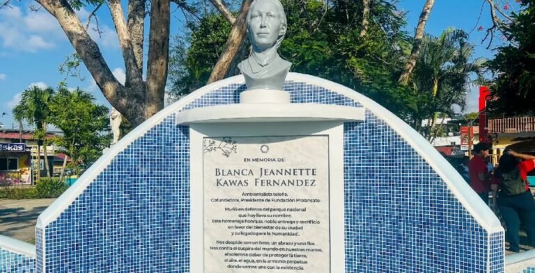 Instalan monumento en honor a Jeannette Kawas y exigen justicia a 30 años de su asesinato 23 Instalan en Honduras un monumento a ecologista asesinada Jeannette Kawas y piden justicia