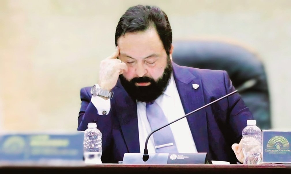 Estalla la polémica por propuesta del Ejecutivo de cubrir millonaria estafa con fondos estatales 1 Luis Redondo 18