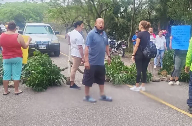 Pobladores de El Suyate bloquean carretera por suspensión de transporte 25 Protesta Moroceli.jpg