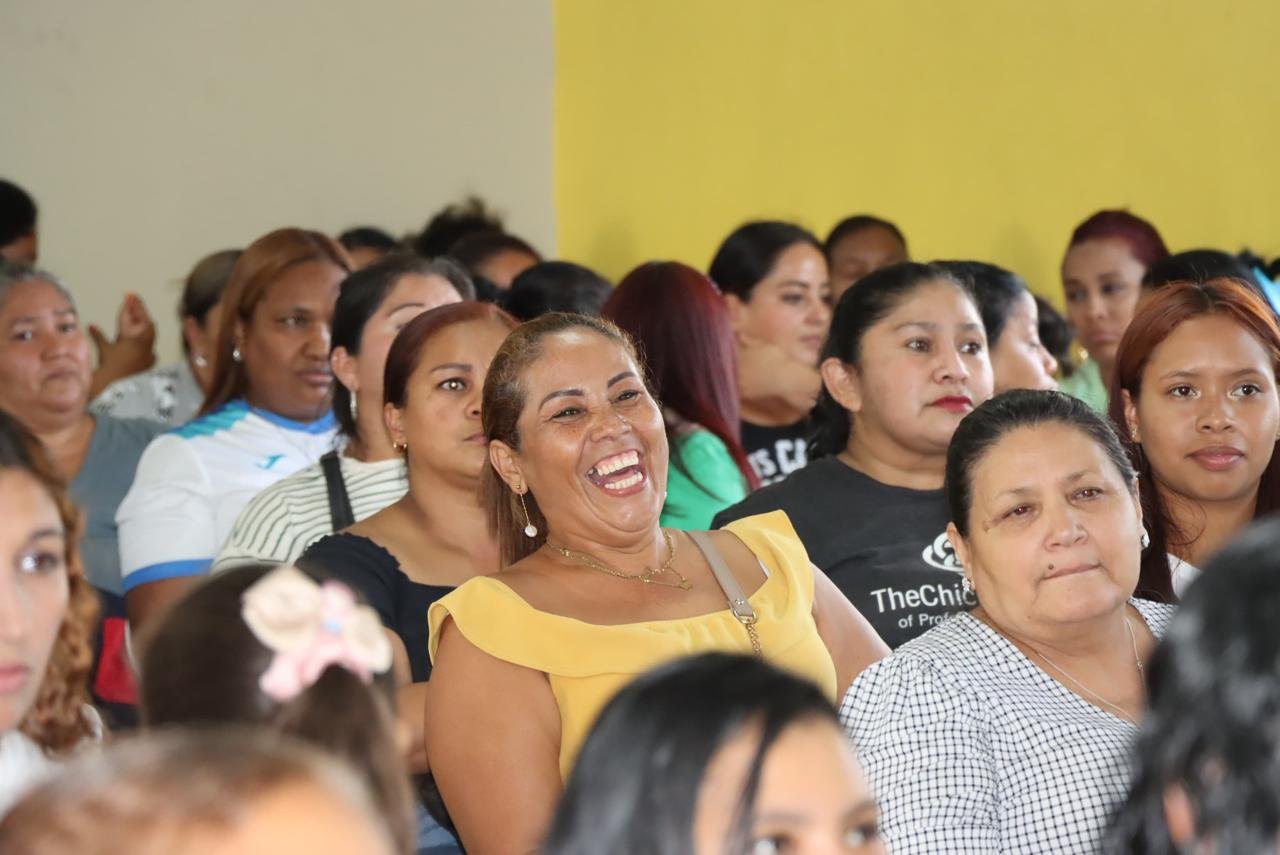 Celebran el Día de la Madre en el sector T2 de Villanueva con mensaje de fuerza y unidad nacionalista 2 WhatsApp Image 2025 05 17 at 00.10.23