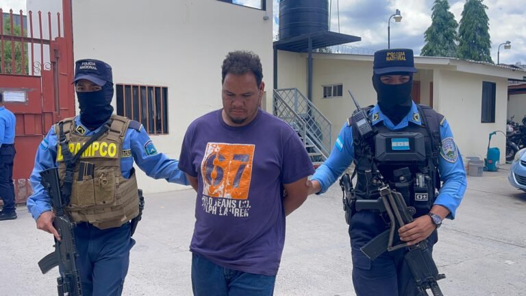 Capturan a “El Pájaro” mientras cobraba extorsión para la banda criminal Los M-7 en la colonia Ramón Amaya 1 WhatsApp Image 2025 05 28 at 13.12.38