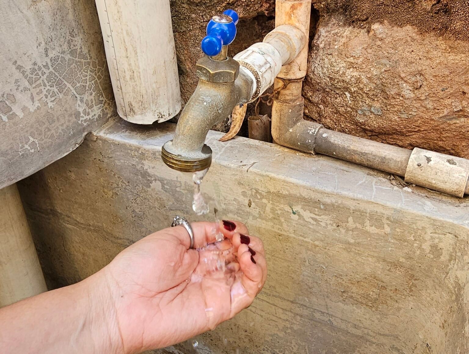“Un mes sin agua”: capitalinos sobreviven entre racionamientos y promesas incumplidas 1 agua potable racionamientos e1710522887244 1536x1159 1