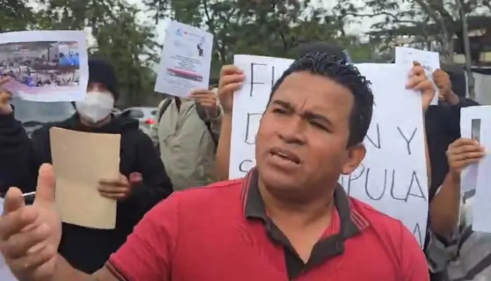Simpatizantes de Libre protestan frente a ARSA exigiendo empleo y destitución del director 1 arsa.jpg