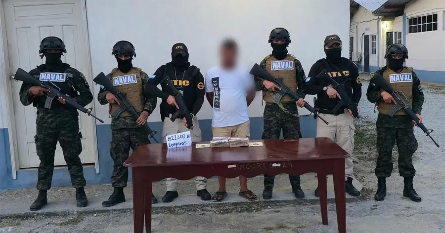 Detienen a sospechoso con 822 mil lempiras en Puerto Cortés por lavado de activos 1 captura hombre L. 800 mil Puerto Cortes.jpg