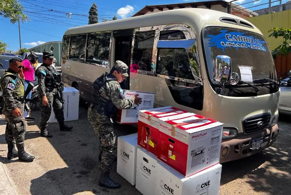 Excomisionado del CNE, Juan Carlos Canales Lobo, enfrenta cargos por irregularidades en el transporte electoral durante las primarias 1 maletas electorales buses.jpg 1