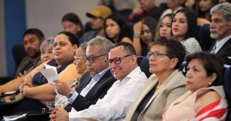 UNAH reconoce a 10 periodistas destacados en celebración del 55.º aniversario de la carrera de Periodismo 19 periodistas reconocimiento unah 2025 10876036 20250526181111