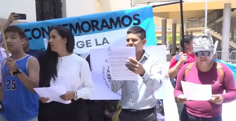 Ciudadanos protestan frente al Congreso exigiendo la llegada de la CICIH 21 plantones Congreso Nacional CICIH.jpg