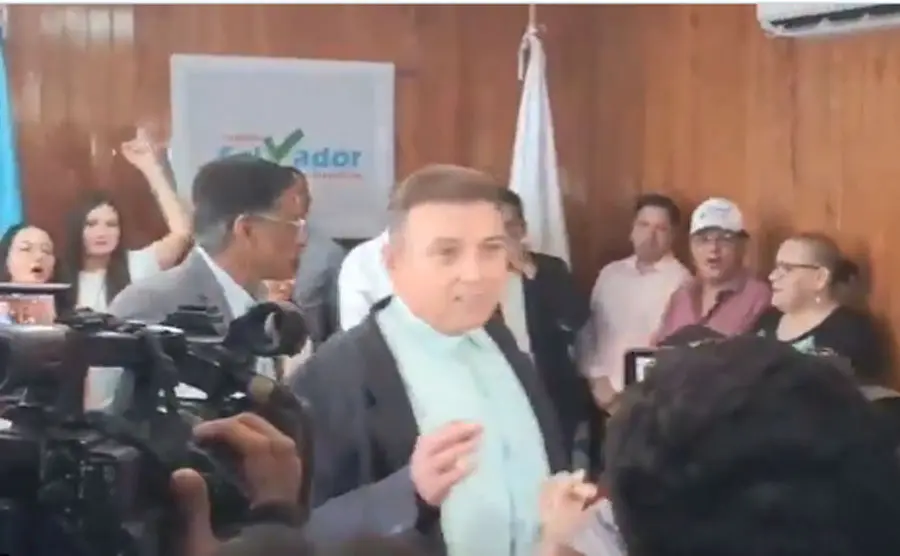 Aníbal Cálix es oficializado como candidato presidencial del PSH en medio de un intento de sabotaje 1 politico isleno Anibal