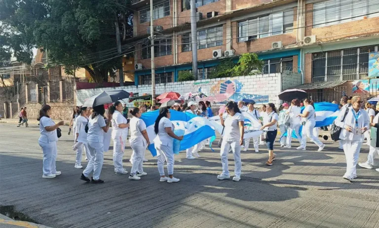 Enfermeros auxiliares suspenden protestas tras acuerdos con Salud por casos de maltrato 3 protesta enfermeras auxiliares centro Alonso Suazo.jpg