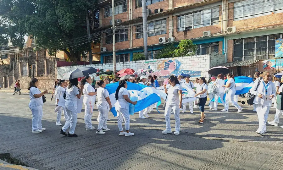Enfermeros auxiliares suspenden protestas tras acuerdos con Salud por casos de maltrato 1 protesta enfermeras auxiliares centro Alonso Suazo.jpg