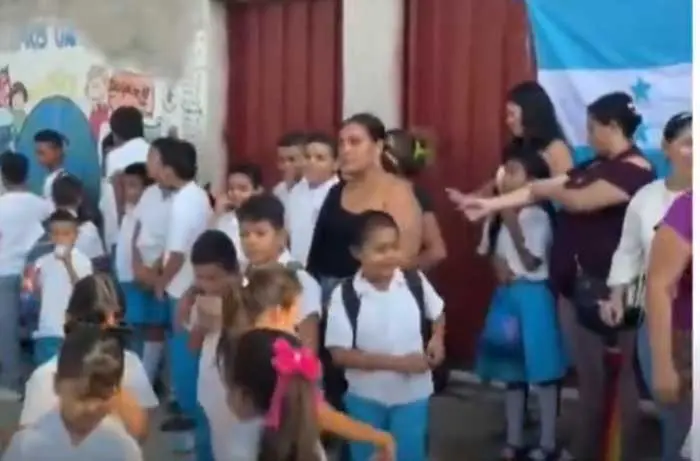 Protesta en Escuela Japón de Comayagua por posible traslado de maestro 1 protesta.jpg 3