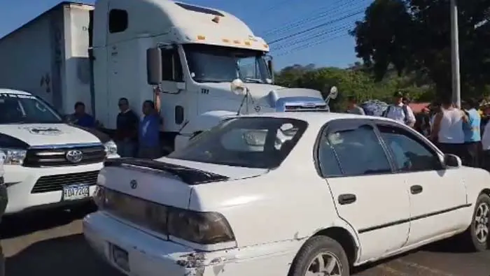 Socios de Koriun bloquean carretera en Choluteca exigiendo su dinero 1 socios de koriun.jpg