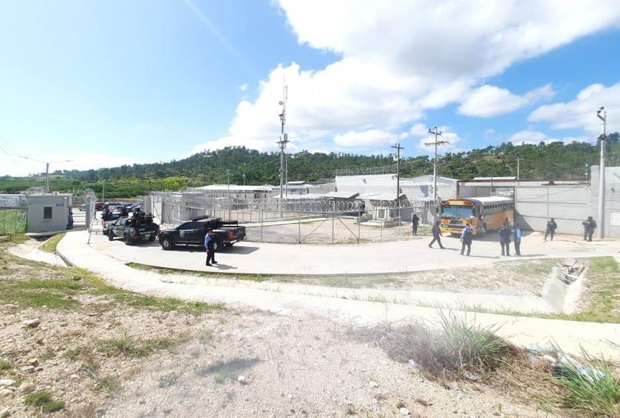 Trasladan a casi 6,000 reos en Honduras como parte de ofensiva para recuperar el control de las cárceles 1 traslado reos1