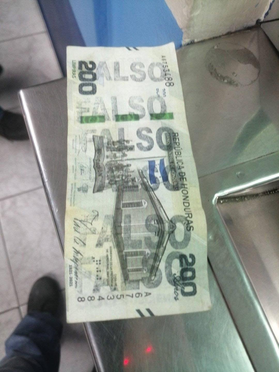 Falsificadores hacen correr a comerciantes con billetes de L200 3 500779349 1113303520823623 1470256381308479377 n