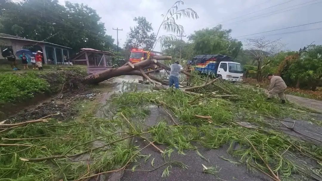 Vientos huracanados golpean Comayagua y dejan caos: 14 heridos y decenas de viviendas dañadas 1 Comayagua lluvias.jpg