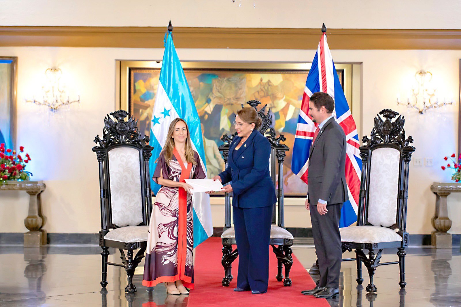 Embajadora del Reino Unido formaliza inicio de misión diplomática en Honduras 1 Embajadora de Reino Unido presenta cartas credenciales a presidenta de Honduras 1