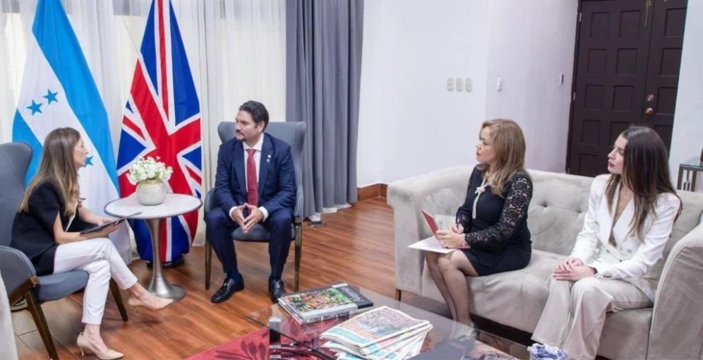 Cuatro nuevos embajadores entregan Copias de Estilo al canciller Javier Bú Soto 1 Entregan Copias de estilo a Canciller LaTribuna