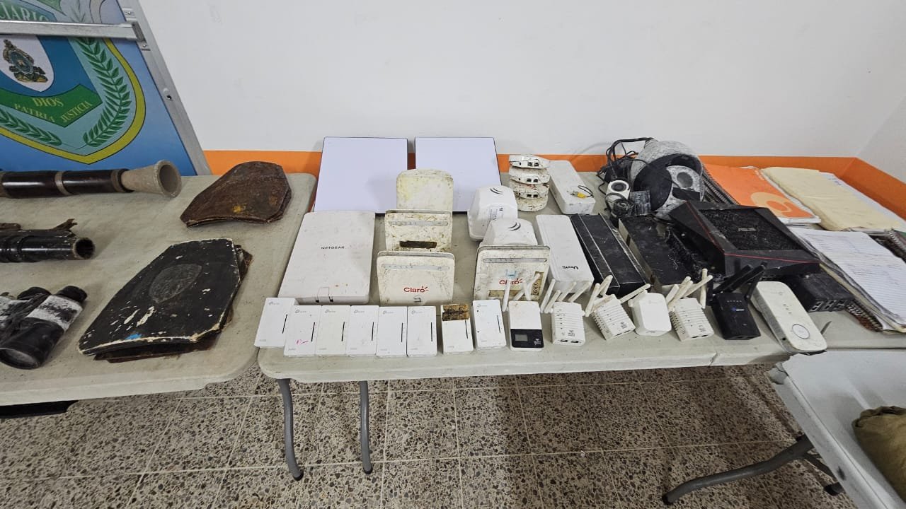 Descubren arsenal antitanque, drogas y L400 mil en caleta del penal de Támara 2 GsmUy59XIAAeQa