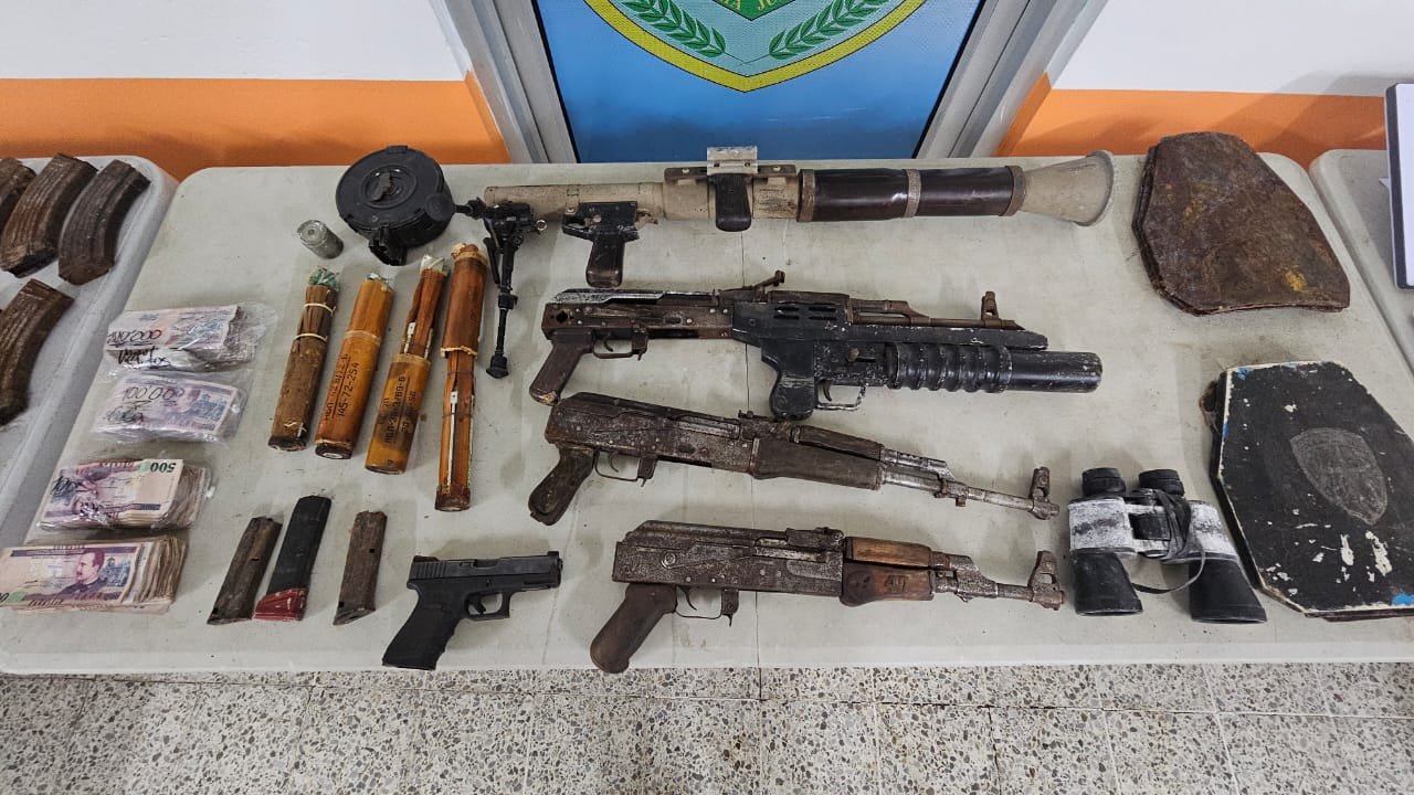 Descubren arsenal antitanque, drogas y L400 mil en caleta del penal de Támara 1 GsmUy59XwAAKBM5