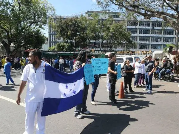 Sindicatos de Salud suspenden protestas tras promesa de pago, pero advierten con retomarlas en 24 horas 1 HOSPITAL ESCUELA ASAMBLEAS.jpg