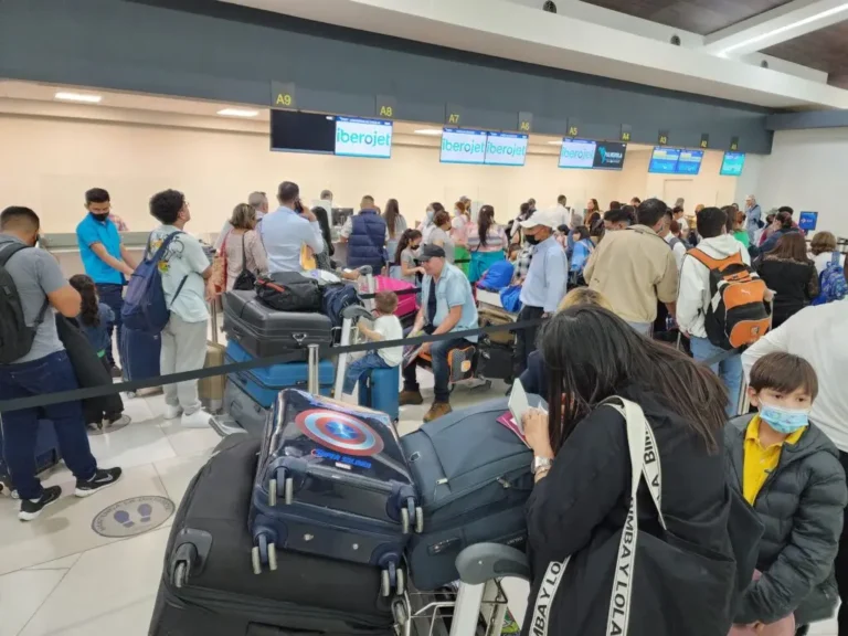 Más de mil hondureños siguen varados en Madrid por fallos en vuelos de Iberojet 11 Hondurenos aeropuerto Barajas.jpg