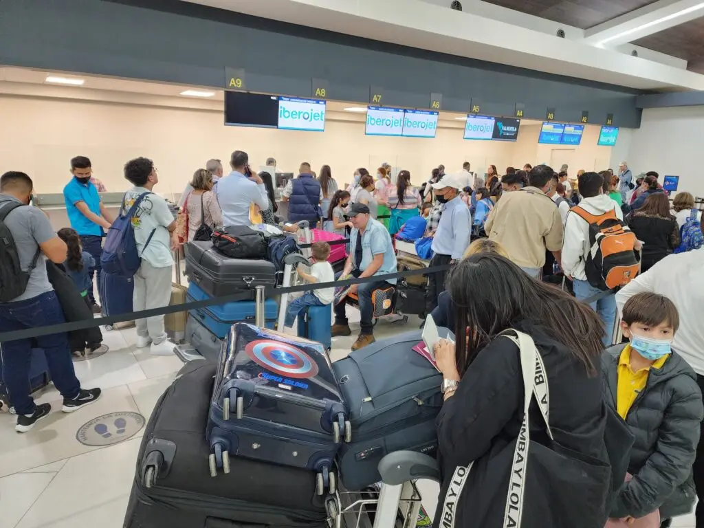 Más de mil hondureños siguen varados en Madrid por fallos en vuelos de Iberojet 1 Hondurenos aeropuerto Barajas.jpg