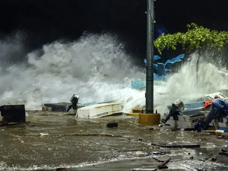Huracán Erick toca tierra en México como categoría 4 y deja lluvias extremas en Oaxaca y Guerrero 1 Huracan Erick 4.jpg