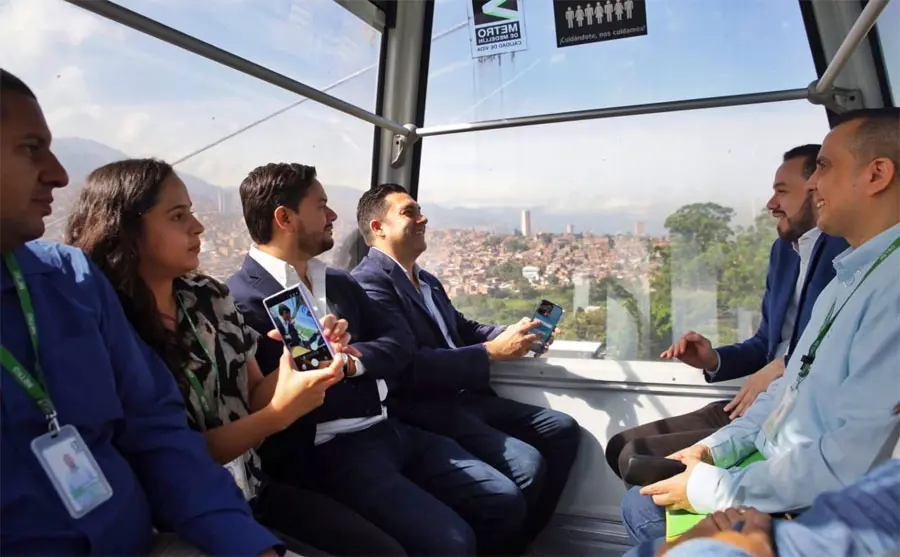 Juan Diego Zelaya explora modelos exitosos en Medellín para transformar Tegucigalpa 1 Juan Diego Zelaya teleferico Medellin.jpg