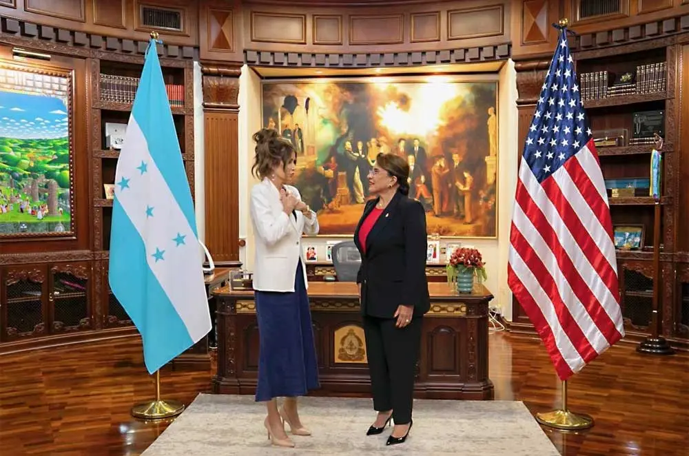 Xiomara Castro pide a EE.UU. extender el TPS y promueve el ferrocarril interoceánico en reunión con Kristi Noem 1 Noem y Xiomara 250625.jpg